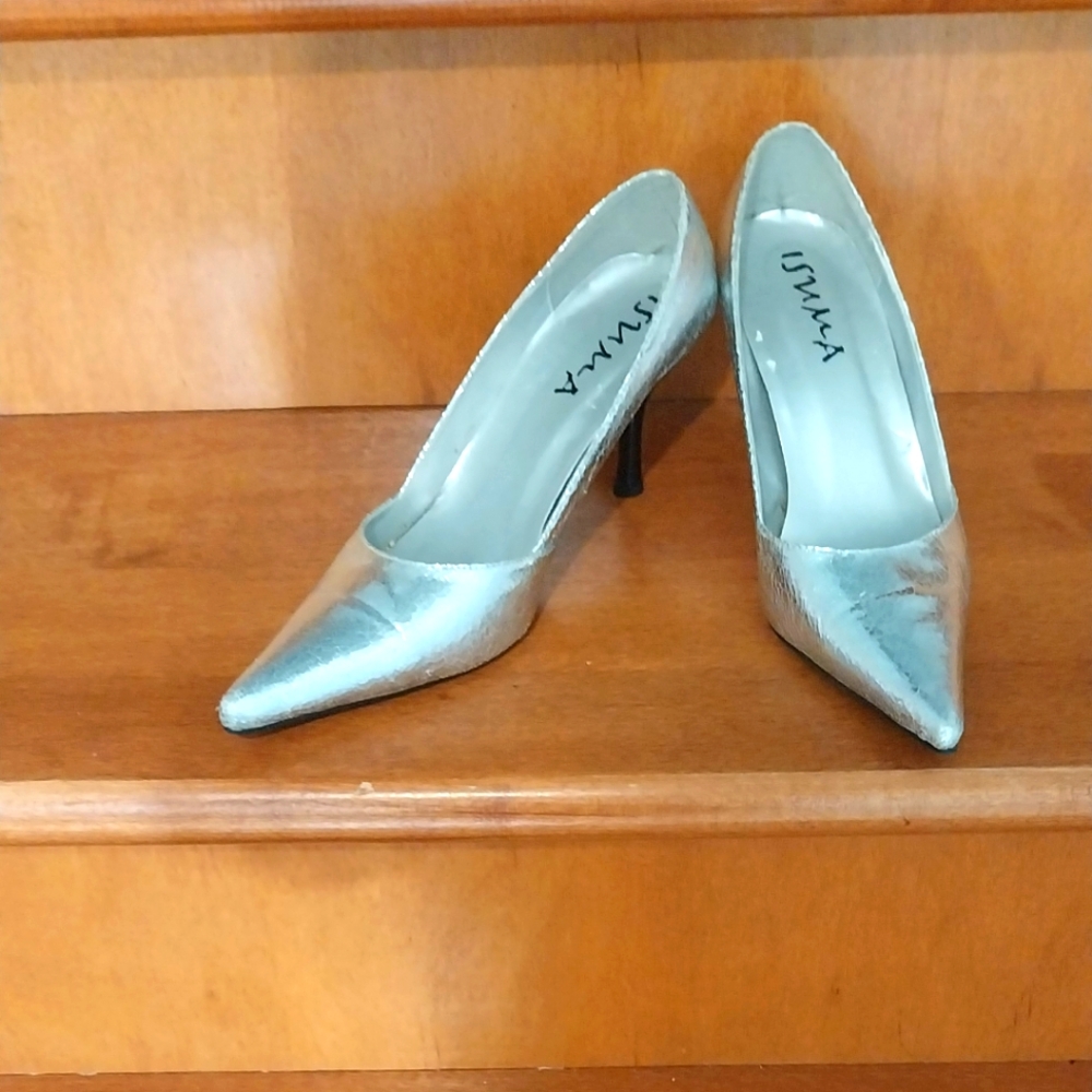 Beautiful silver heels 👠